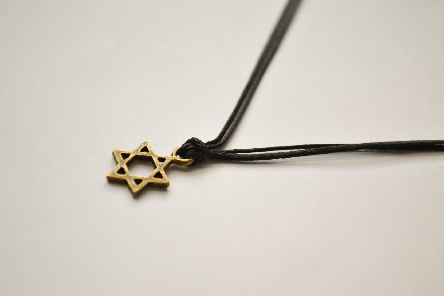 שרשרת לגבר עם תליון מגן דוד בצבע נחושת וחוט שחור