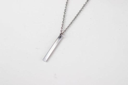 שרשרת לגבר עם תליון מלבן בר בצבע כסף עשויה פלדת אל חלד