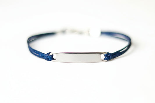 צמיד לגבר עם שם בחריטה אישית בעברית, תליון כסף וחוט שחור, מתנה לגבר