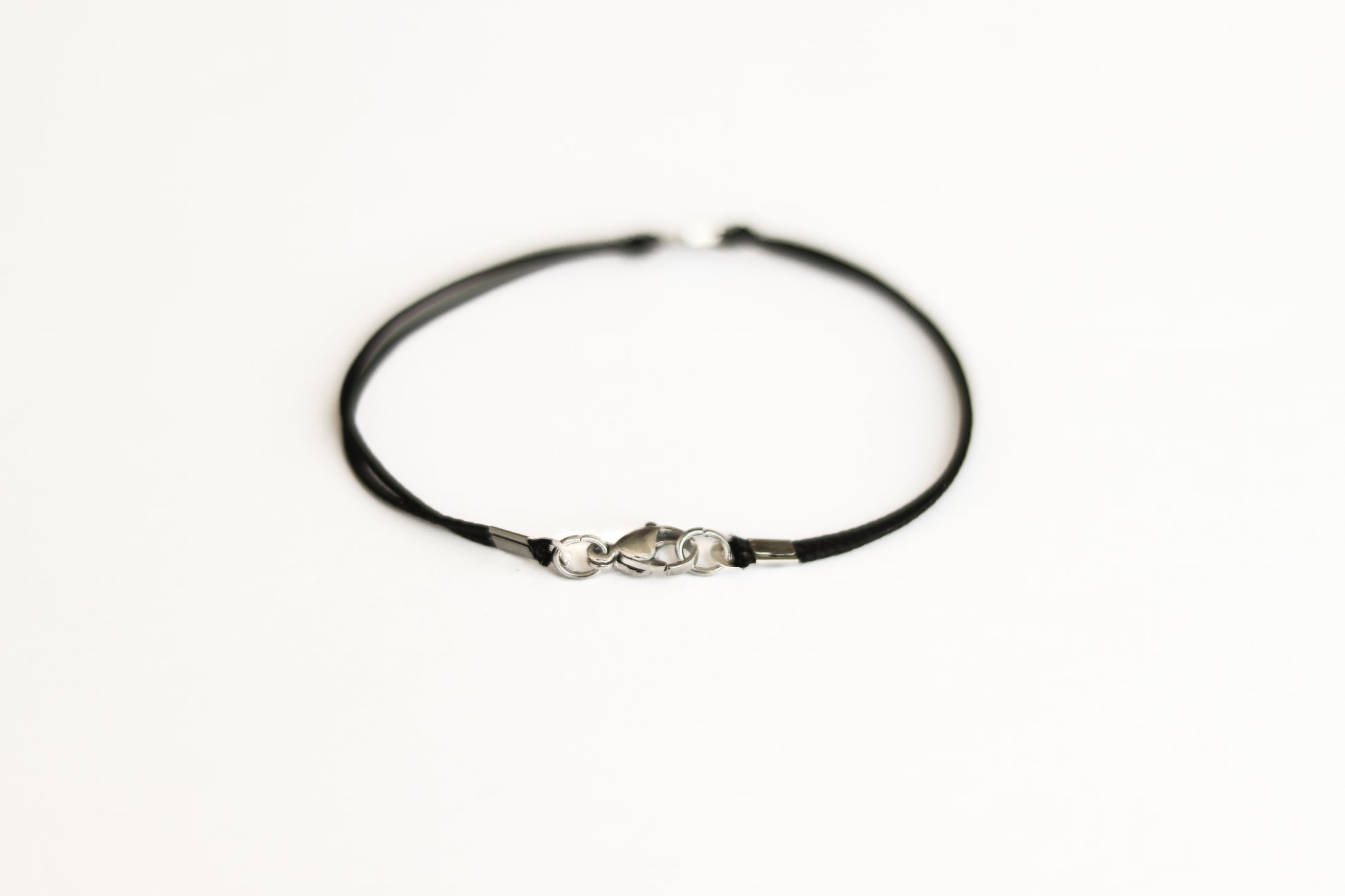 צמיד שם בחריטה אישית לגבר, מתנה לגברת צמיד חוטים לגברים בהתאמה אישית, ,תליון כסף עגול