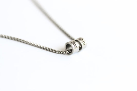 שרשרת שם בחריטה אישית לגבר בעברית, שרשרת גברים בהתאמה אישית, שרשרת כסף, מתנה לגבר