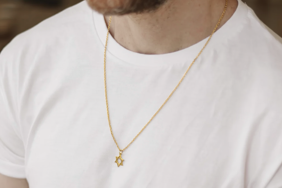 שרשרת מגן דוד לגבר בצבע זהב עשויה פלדת אל חלד