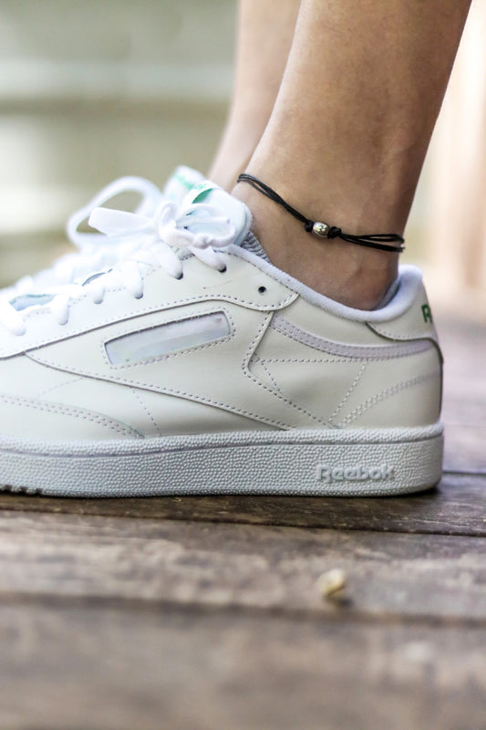 צמיד קרסול לגבר עם חוט שחור וחרוז כדור עגול פלדת אל חלד