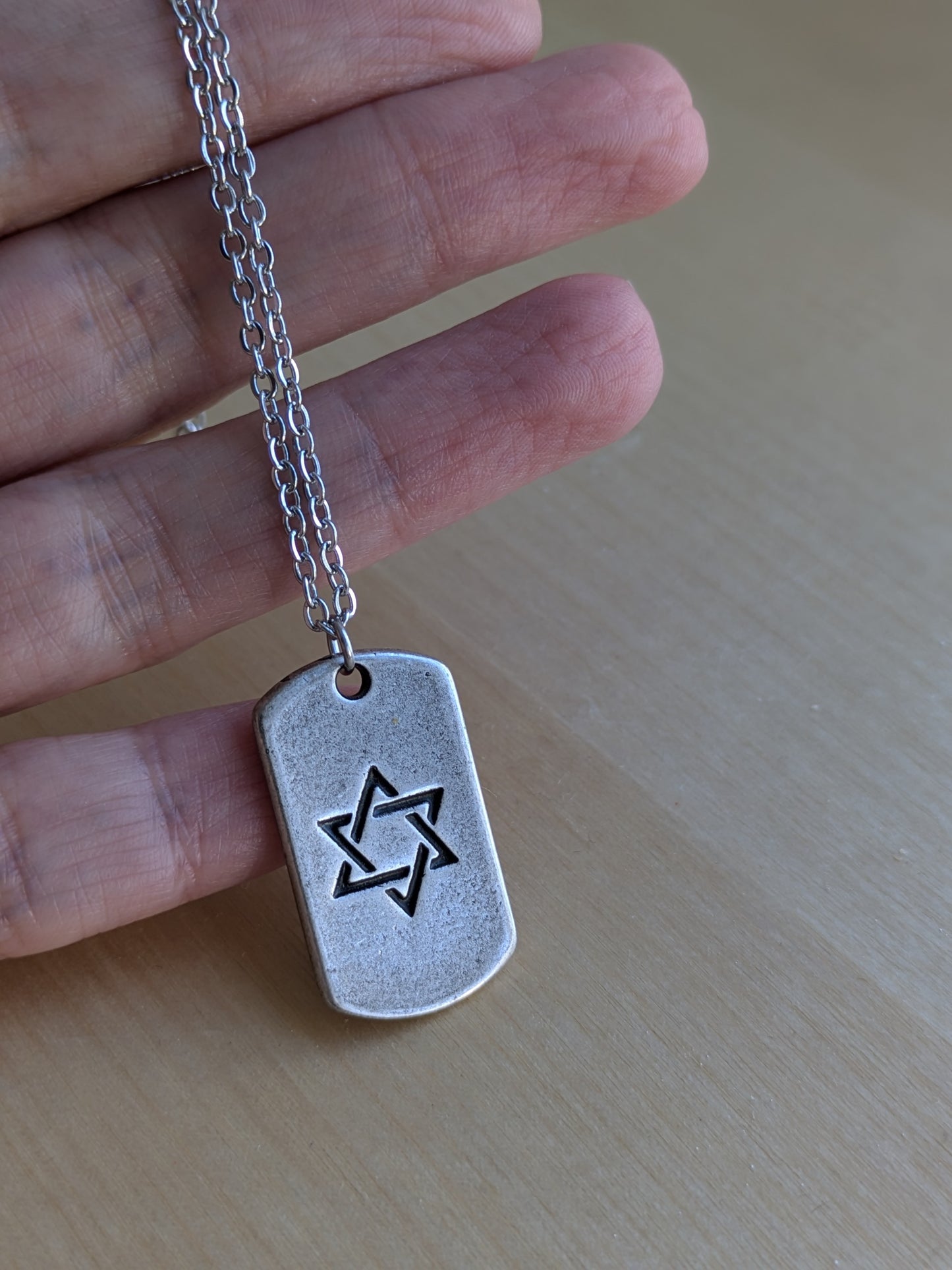 שרשרת לגבר תליון חי מגן דוד בציפוי כסף בצורת דיסקית