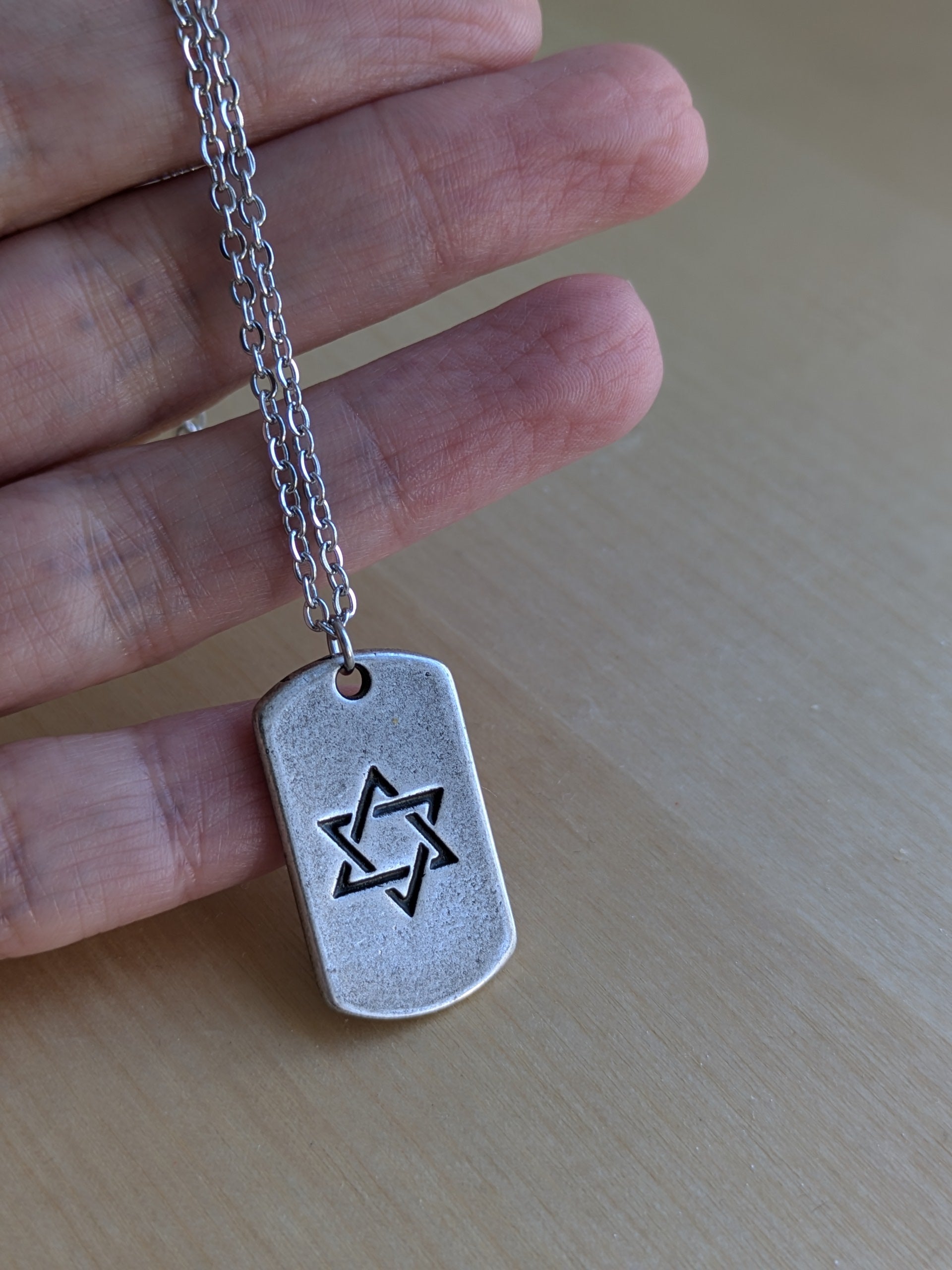 שרשרת לגבר תליון חי מגן דוד בציפוי כסף בצורת דיסקית