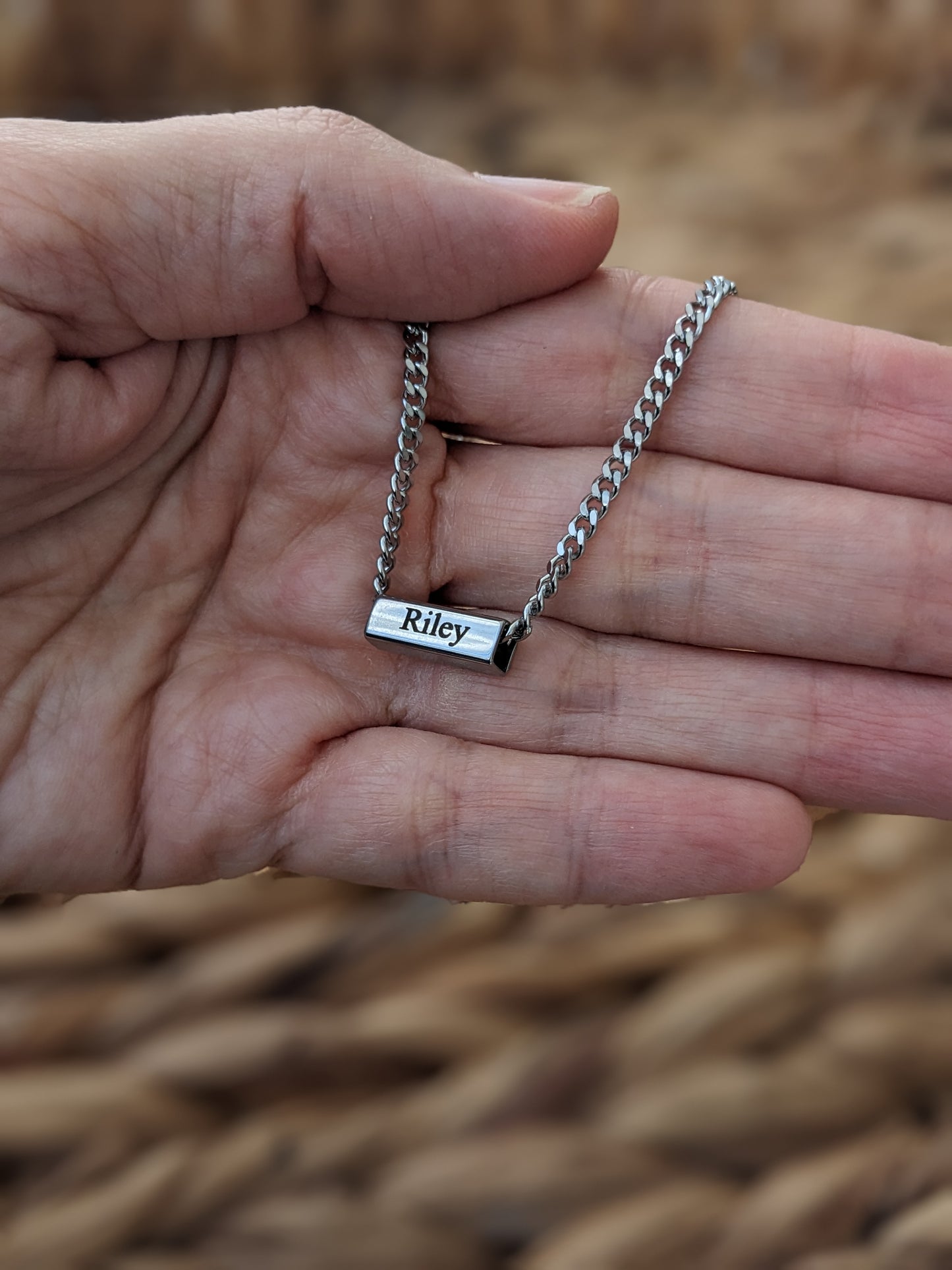 שרשרת שם לגבר עם תליון חרוז עם חריטה אישית עשוי פלדת אל חלד