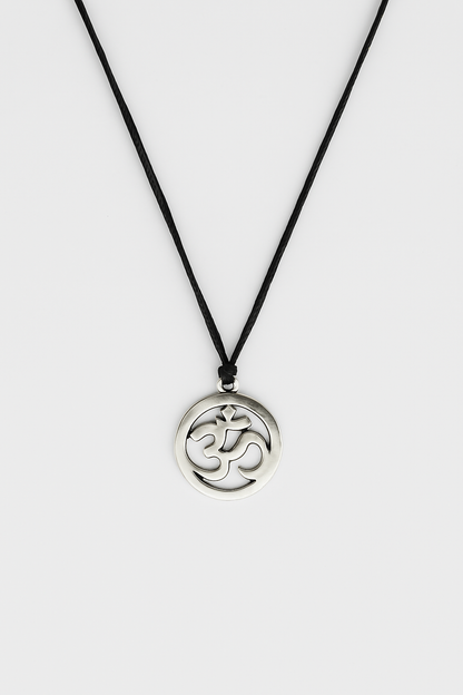 שרשרת אום תליון כסף חוט שחור