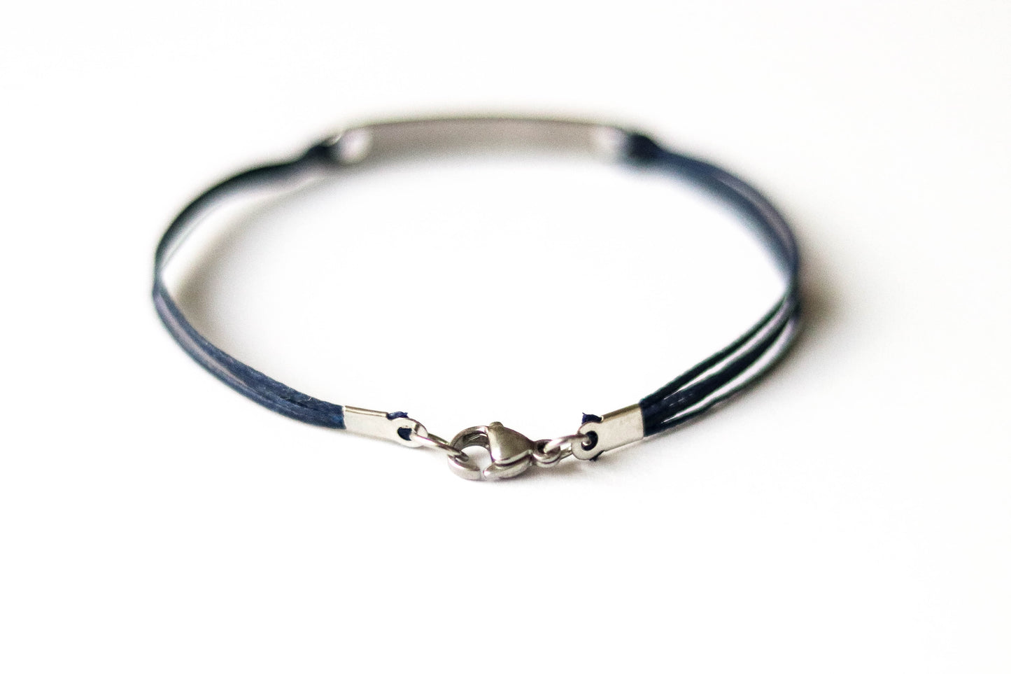 צמיד לגבר עם שם בחריטה אישית בעברית, תליון כסף וחוט שחור, מתנה לגבר