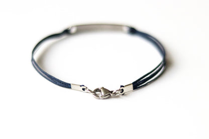 צמיד לגבר עם שם בחריטה אישית בעברית, תליון כסף וחוט שחור, מתנה לגבר