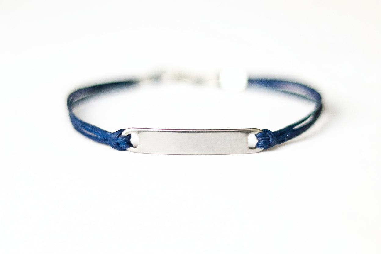 צמיד לגבר עם שם בחריטה אישית בעברית, תליון כסף וחוט שחור, מתנה לגבר