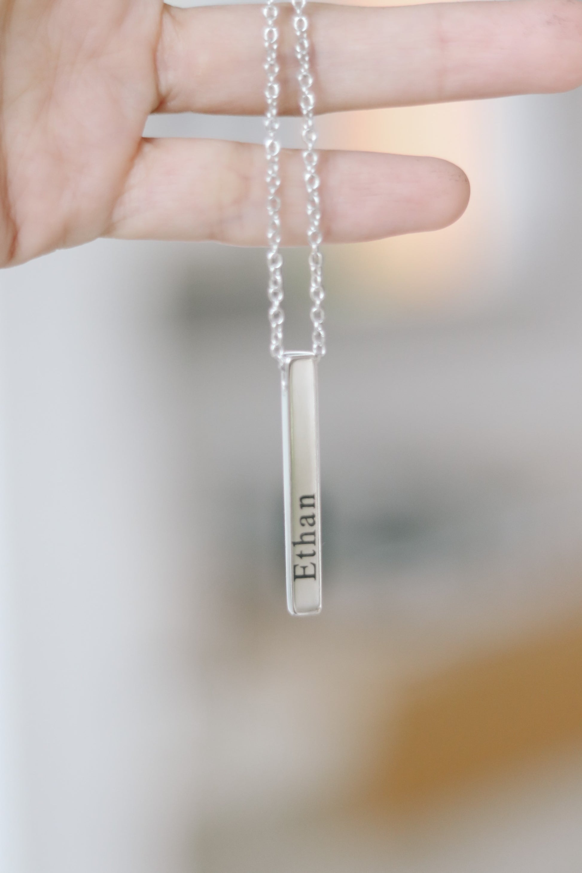 שרשרת שם מלבן לגבר עם חריטה אישית בגוון כסף