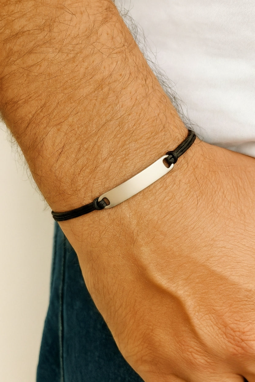 צמיד עם חריטה אישית עברית שם לגבר תליון כסף חוט שחור