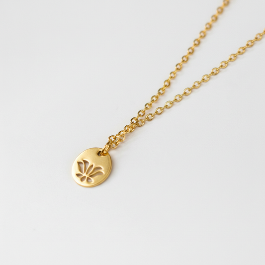 שרשרת לוטוס לגבר עם תליון פרח הלוטוס בצבע זהב מפלדת אל חלד