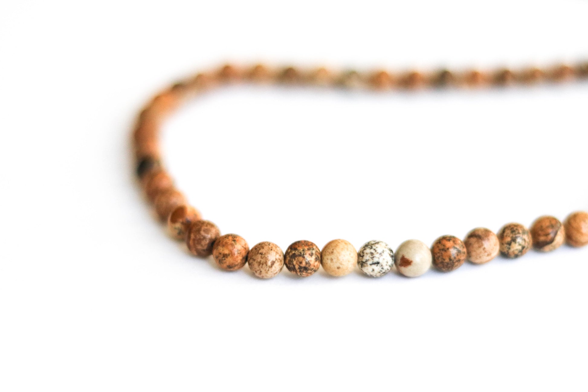 שרשרת חרוזים אבן ג׳ספר מצויר לגבר, חרוזים חומים, מתנה לגבר