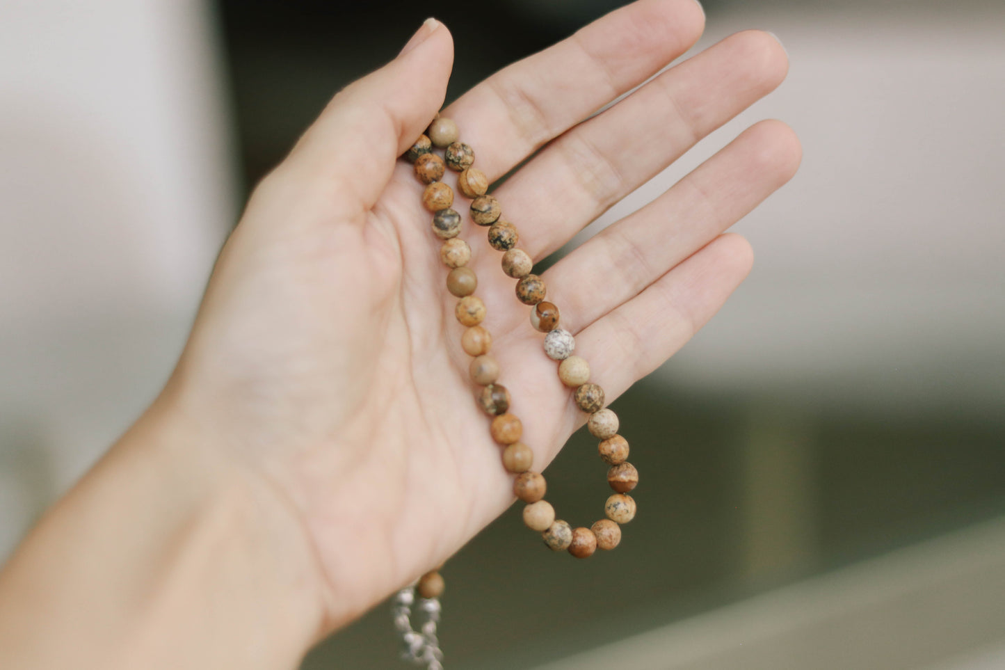 שרשרת חרוזים אבן ג׳ספר מצויר לגבר, חרוזים חומים, מתנה לגבר