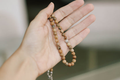 שרשרת חרוזים אבן ג׳ספר מצויר לגבר, חרוזים חומים, מתנה לגבר