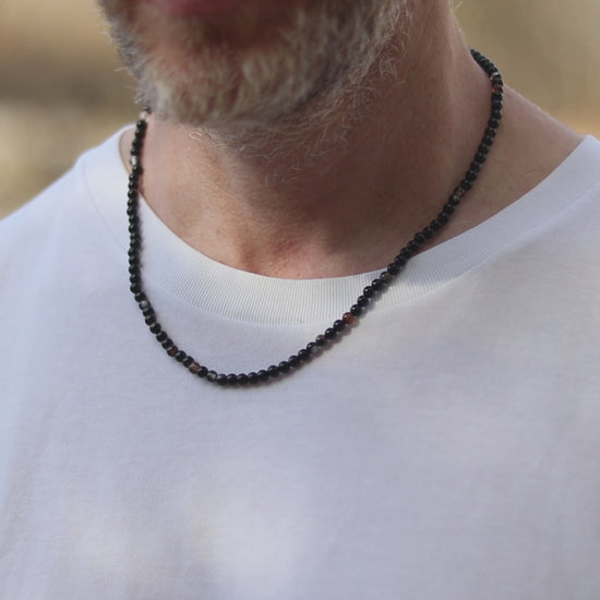 שרשרת לגבר עם חרוזי בוטסואנה בצבע שחור, מתנה לגבר