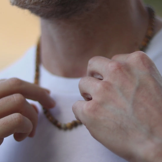 שרשרת חרוזים אבן ג׳ספר מצויר לגבר, חרוזים חומים, מתנה לגבר