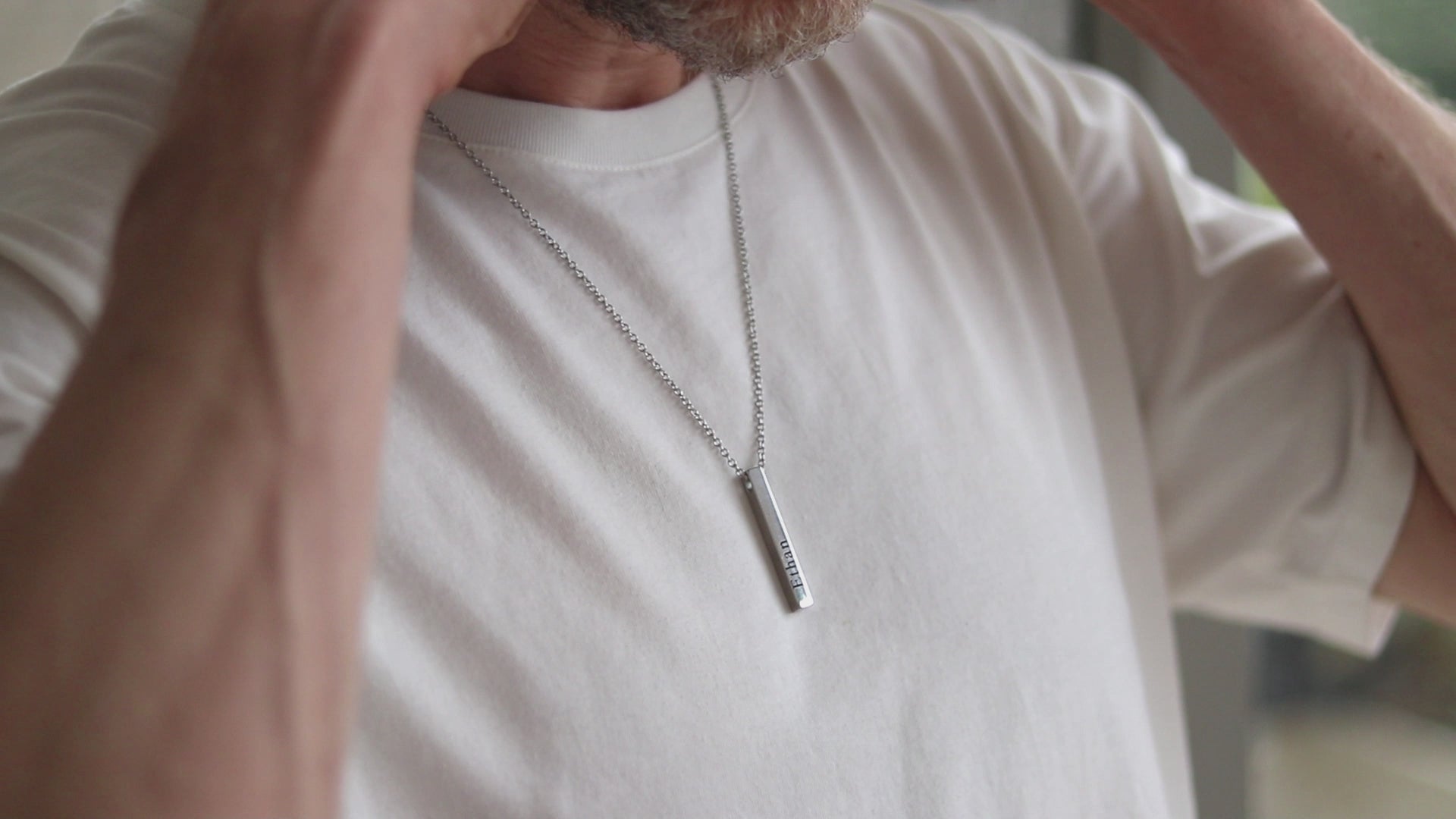 שרשרת שם מלבן לגבר עם חריטה אישית בגוון כסף